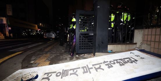 지난 19일 새벽 시위대가 습격해 난장판이 된 서울서부지법에서 안내 현판이 찌그러진채 쓰러져 있다. 연합뉴스 