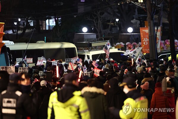 윤석열 대통령 지지자들이 지난 19일 저녁 서울 종로구 헌법재판소 인근에 모여 '탄핵 반대'를 주장하고 있다. 연합뉴스