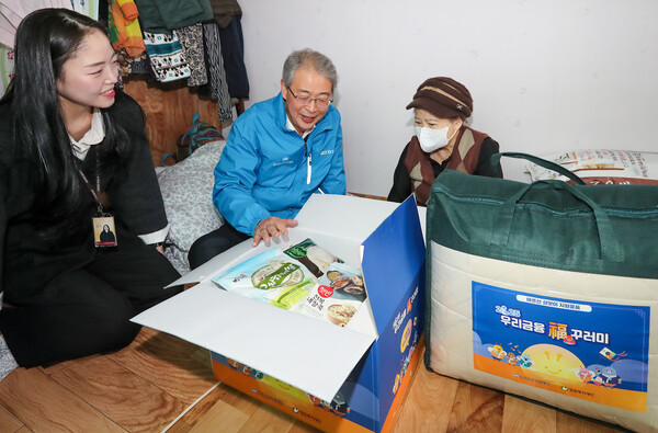 노인 가정을 방문해 우리금융 복 꾸러미를 전달한 임종룡 우리금융미래재단 이사장. 우리금융 제공.