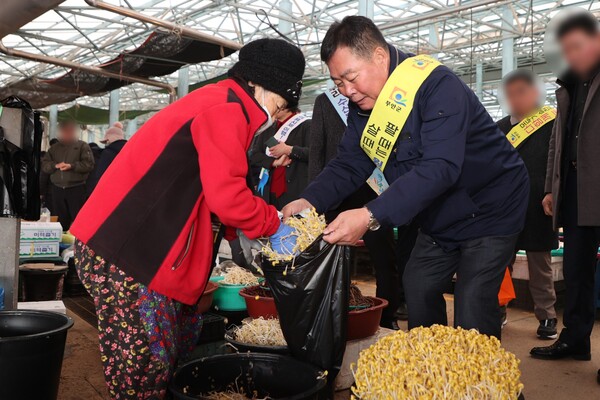   일로 전통시장을 방문하여 물건을 구입하는 김 산군수(사진=무안군)