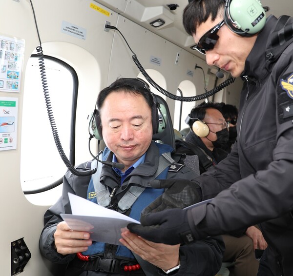이명준 서해해경청장이 헬기를 이용해 항공순찰을 하고있다.(사진=서해해경)
