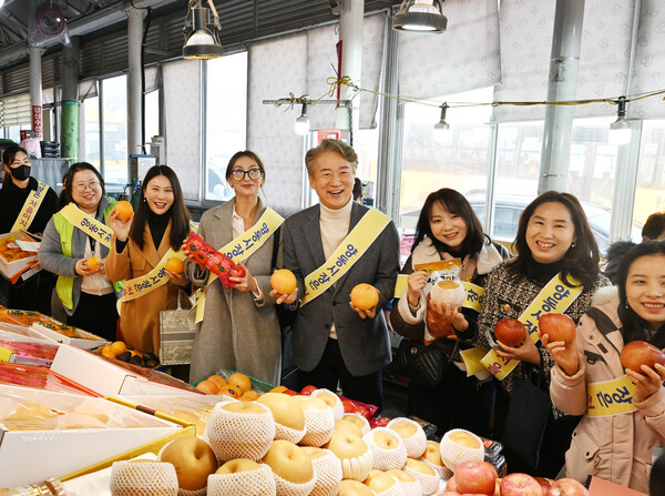 광주광역시 서구와 '서구 아너스'가 다문화가정을 대상으로 장보기 행사를 진행하고 있다. (사진=광주광역시 서구)