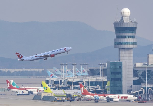 인천공항 제2여객터미널 항공기 이륙 모습. 인천공항공사 제공
