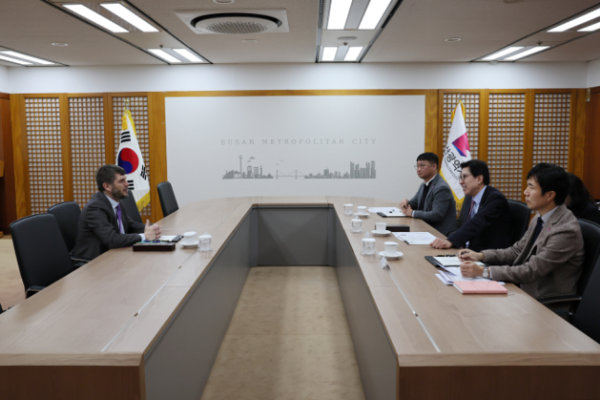 박형준 부산시장과 조르디 바케르 사무총장의 접견모습. 부산시 제공