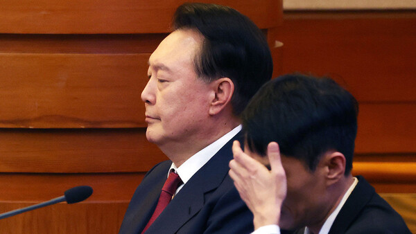 윤석열 대통령이 지난 21일 서울 종로구 헌법재판소에서 열린 탄핵심판 3차 변론에 출석해 피청구인 좌석에 앉아있다. 연합뉴스