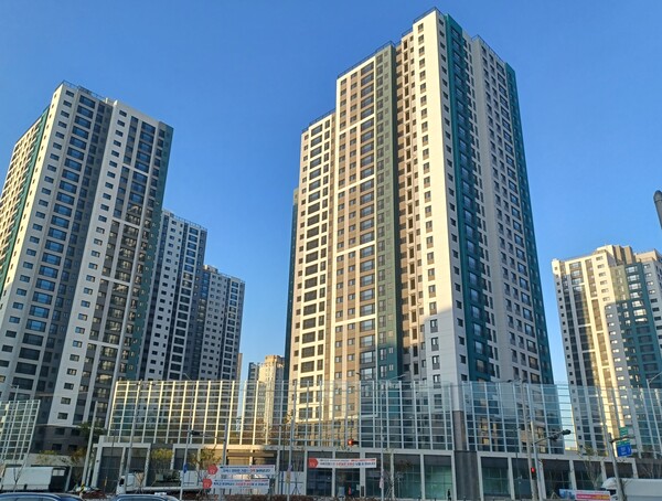 2024년 10월 기준, 전국 미분양 주택 6만6776호(지방 5만2828호) 중 악성 미분양이 1만4464호에 달하는 가운데, 준공 후에도 대부분의 가구가 주인을 찾지 못한 지방의 한 아파트 ⓒ스트레이트뉴스(김태현 선임기자)