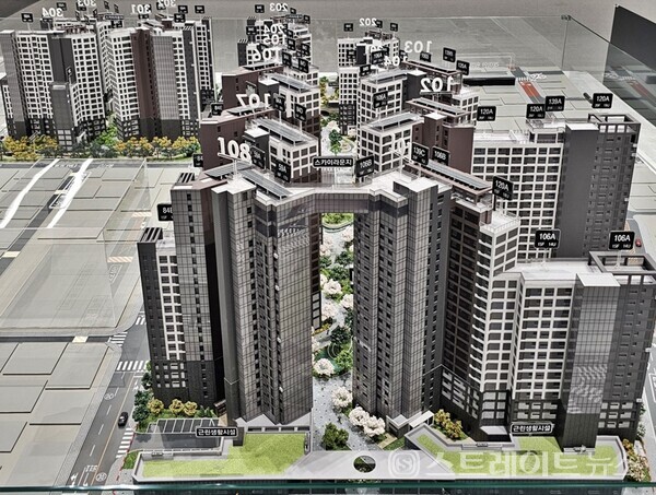 삼성물산의 래미안이 새해, 경기 위축에도 불구하고 강남 3개구에서 고분양가를 주도한다는 지적이 제기되고 있다. 사진은 방배6구역에서 서초구 역대급 분양가로 분양에 나선 '래미안 원페를라' 건설 현장. ⓒ스트레이트뉴스(이준혁 기자)