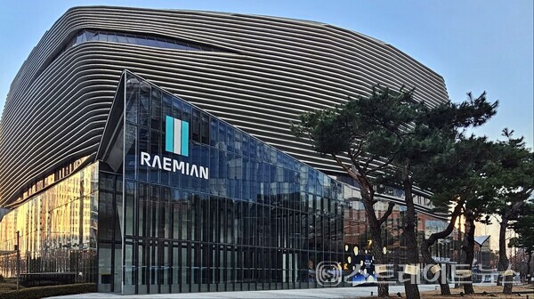 삼성물산의 래미안이 새해, 경기 위축에도 불구하고 강남 3개구에서 고분양가를 주도한다는 지적이 제기되고 있다. 사진은 방배6구역에서 서초구 역대급 분양가로 분양에 나선 '래미안 원페를라' 견본주택. ⓒ스트레이트뉴스(이준혁 기자)