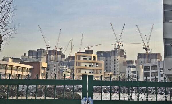 ​현대건설이 방대5구역에서 분양한 '디에이치 방배' 건설현장. 방배동 노후주택이 밀집한 이 단지는 '래미안원페를라'보다 평당가가 5% 가까이 저렴하다. ⓒ스트레이트뉴스(김태현 선임기자)