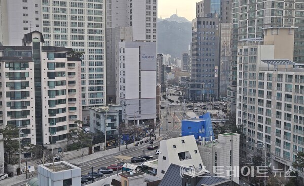 삼성물산의 방배6구역 '래미안 원페를라'는 지하철 4·7호선 총신대역(이수역) 역세권으로 동작구 사당동과 멀지 않다. 이수역 사거리 뒤쪽으로 관악산이 보인다. ⓒ스트레이트뉴스(김태현 선임기자)