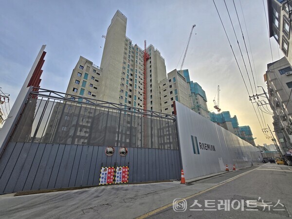 삼성물산의 래미안이 새해, 탄핵정국에 따른 경기 위축에도 불구하고 강남 3개구에서 고분양가를 주도한다는 지적이 제기되고 있다. 사진은 노후주택이 밀집한 방배6구역에서 분양에 나선 서초구 역대급 분양가의 '래미안 원페를라'  건설현장 ⓒ스트레이트뉴스(김태현 선임기자)