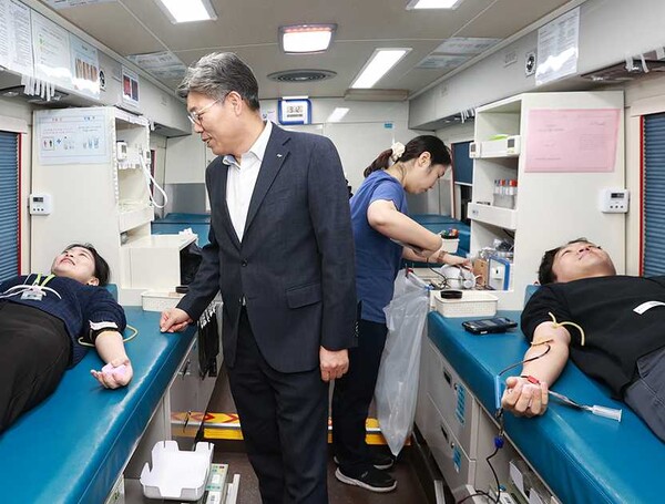 헌혈 행사에 동참한 임직원들을 격려하는 황병우 은행장. iM뱅크 제공.