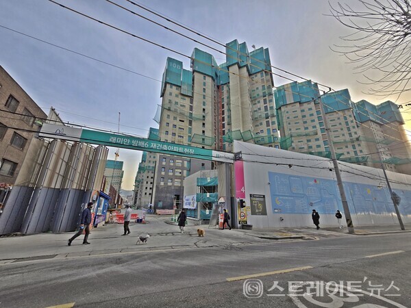 삼성물산의 래미안이 새해, 경기 위축에도 불구하고 강남 3개구에서 고분양가를 주도한다는 지적이 제기되고 있다. 사진은 방배6구역에서 서초구 역대급 분양가로 분양에 나선 '래미안 원페를라'  건설 현장.  ⓒ스트레이트뉴스(김태현 선임기자)