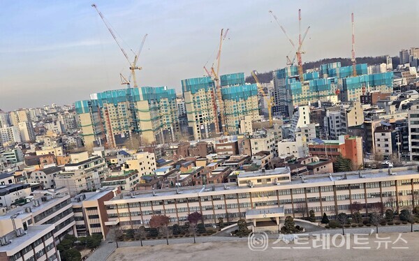 삼성물산의 래미안이 새해, 경기 위축에도 불구하고 강남 3개구에서 고분양가를 주도한다는 지적이 제기되고 있다. 사진은 노후 주택에 에워쌓인 방배6구역에서 분양에 나선 서초구 역대급 분양가의 '래미안 원페를라'  건설현장. ⓒ스트레이트뉴스(김태현 선임기자)