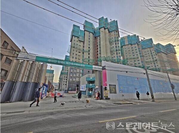 삼성물산의 래미안이 새해, 경기 위축에도 불구하고 강남 3개구에서 고분양가를 주도한다는 지적이 제기되고 있다. 사진은 방배6구역에서 서초구 역대급 분양가로 분양에 나선 '래미안 원페를라' 건설 현장 ⓒ스트레이트뉴스(김태현 선임기자)