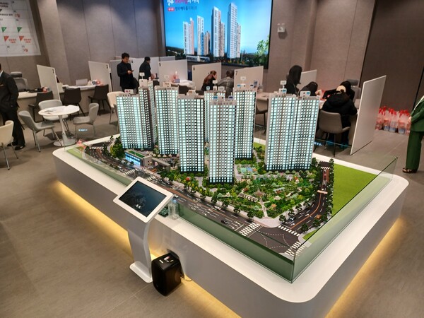 ㈜영무토건이 경기도 양주시 은현면 용암리 784-8번지 일원에 공급하는 ‘양주 용암 영무예다음 더퍼스트’의 단지모형. 수도권 제2순환고속도로 북양주IC 방면에서 보이는 전경 ⓒ스트레이트뉴스(김태현 선임기자)