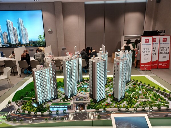 ㈜영무토건이 경기도 양주시 은현면 용암리 784-8번지 일원에 공급하는 ‘양주 용암 영무예다음 더퍼스트’의 단지모형. 덕정역으로부터 1.2km 거리에 있는 3번 국도 방면에서 보이는 단지 주출입구 주변 전경 ⓒ스트레이트뉴스(김태현 선임기자)