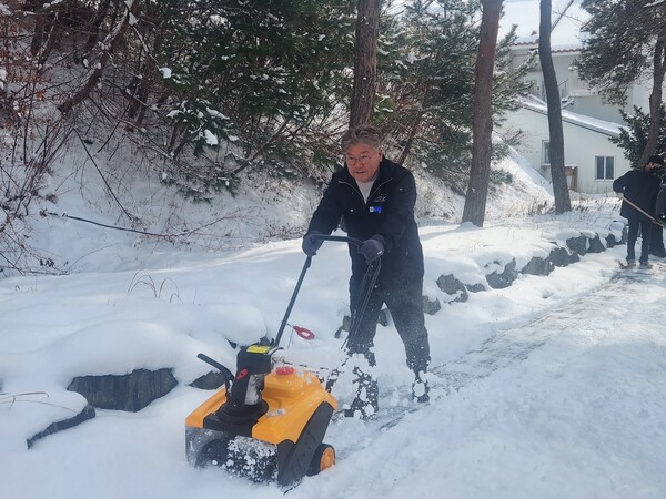장세일 영광군수가 제설작업에 참여하고 있다. (사진=영광군)