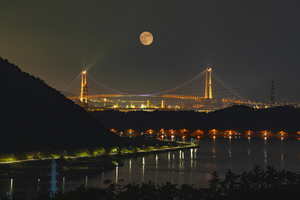 이순신대교 위로 월출이 떠오르고 있다. (사진=광양시)