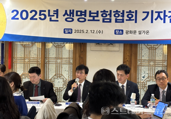 김철주 생명보헙협회장(왼쪽에서 두 번째).