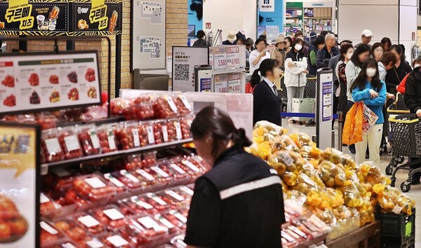 서울 중구 이마트 청계천점을 찾은 시민들이 매장 오픈을 기다리고 있는 모습. 연합뉴스
