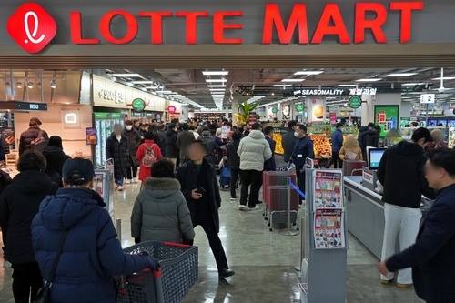 롯데마트는 지난달 16일 서울 강동구 천호역 인근에 식료품 특화한 도심형 매장인 천호점을 열었다. 사진은 롯데마트 천호점. 연합 제공