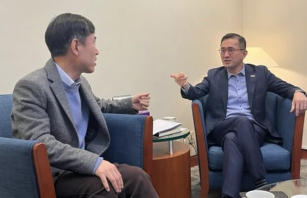 (왼쪽부터) 하태경 보험연수원장과 에릭 테오 주한 싱가포르 대사. 하태경 보험연수원장 소셜미디어 채널.