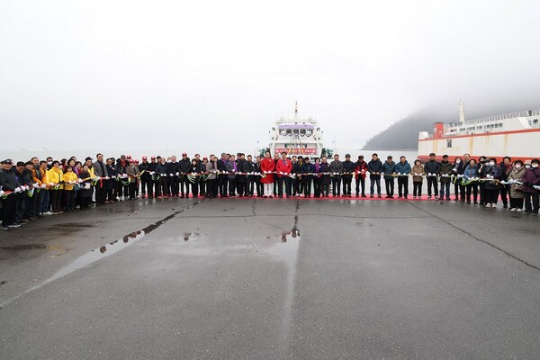 압해 송공항에서 주민과 함께 공영여객선 취항식 테이프커팅을 하고 있다. (사진=신안군)