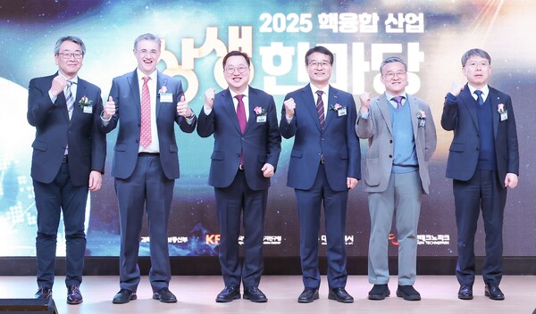 13일 이장우 대전시장, 오영국 한국핵융합에너지연구원장, 리차드 존 버터리(Richard J. Buttery) 미국 제너럴아토믹스(G.A.) 자기핵융합에너지(MFE) 그룹 부사장이 참석해 핵융합 기술 개발 및 산업 육성을 위한 상호 협력 후 기념 촬영을 하고 있다. 대전시 제공.