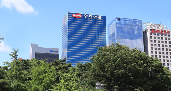 송영숙 한미약품그룹 회장이 한미사이언스 대표이사로 선임되면서1년여 이어진 그룹 창업자 일가 형제와 모녀 간 경영권 분쟁이 모녀 4자연합 측 승리로 끝이 났다. 사진은 한미약품 본사 전경. 한미약품 제공