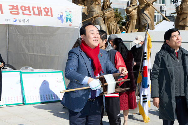 천영기 통영시장이 '정월대보름 민속놀이 경연대회'에서 연날리기를 하고 있다.  통영시 제공