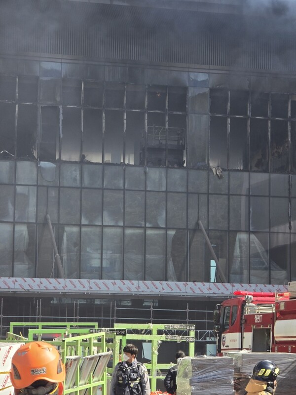 불이 난 화재현장의 모습. 부산경찰청 제공