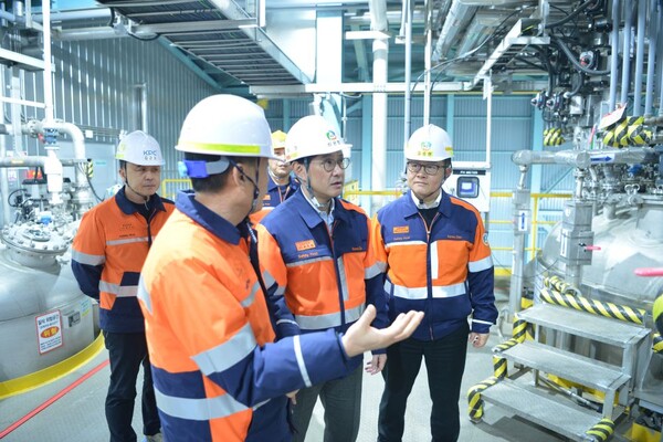 국내에서 유일하게 인듐과 비스무트, 텔루륨 등 3가지 핵심소재를 생산하고 있는 고려아연은 국내 공급의 상당량을 무리 없이 생산하고 있다고 설명했다. 지난 1월 31일 최윤범 고려아연 회장이 울산 온산제련소를 방문해 공장 내부를 둘러보고 있다. 고려아연 제공
