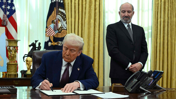 미국 도널드 트럼프 대통령이 13일(현지시간) 백악관 집무실에서 상호관세에 관한 행정명령에 서명하고 있다. 연합뉴스