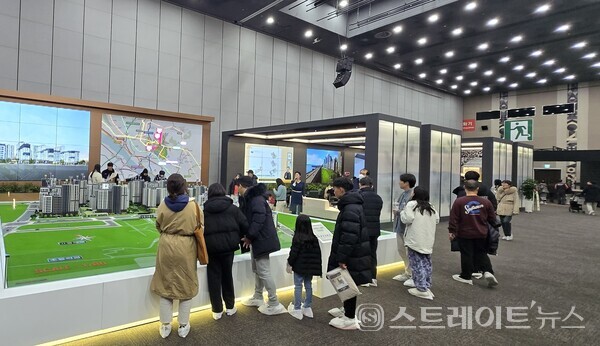 LH가 경기도 고양시 덕양구 고양창릉 공공택지지구에서 이번 주 본청약하는 A4·S5·S6 등 3개 블록의 모형을 일산 킨텍스내 전시장에서 관람객들이 살펴보고 있다. 김태현 선임기자