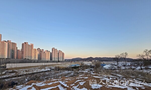 LH가 경기도 고양시 덕양구 고양창릉 공공택지지구에서 이번 주 본청약하는 A4·S5·S6 등 3개 블록의 건설현장과 인근 원흥지구 구축 아파트. 김태현 선임기자