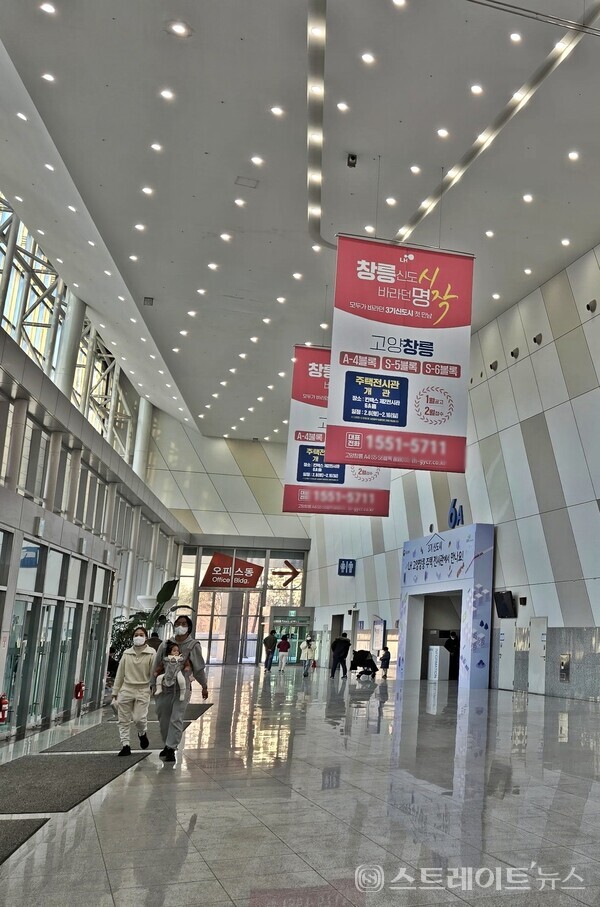 LH가 경기도 고양시 덕양구 고양창릉 공공택지지구에서 이번 주 본청약하는 A4·S5·S6 등 3개 블록의 모형과 주택형별 유니트, 상당참구가 마련된 킨택스 제2전시장 A6홀. 김태현 선임기자