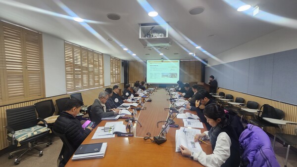 하동군청 상설회의장에서 열린 '2025년 제1회 인구감소지역대응위원회' 회의 모습.. 하동군 사진제공