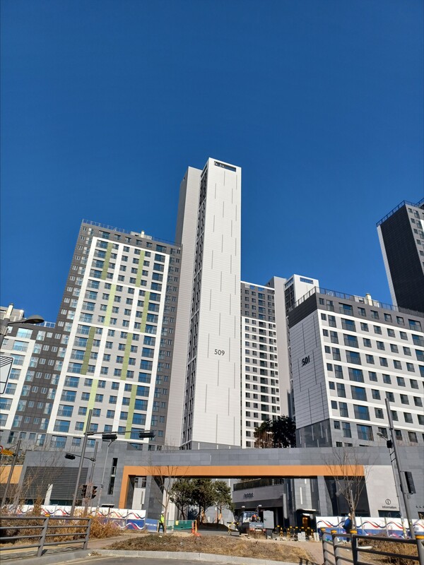 19일 정부가 내놓은 한국토지주택공사의 지방 악성 미분양 아파트 매입, 건설사 책임준공 부담 완화 등 건설부동산시장 안정화 대책에 대해 업계에서는 효과가 매우 제한적일 것이라는 진단이 나온다. 사진은 미분양 늪으로 변해가는 경기도 양주시의 한 단지 모습. 김태현 기자