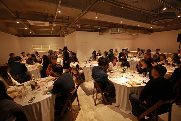 '설렘, 아트나잇' 만찬 행사에서 게임을 즐기는 남녀들. 한화손해보험 제공.