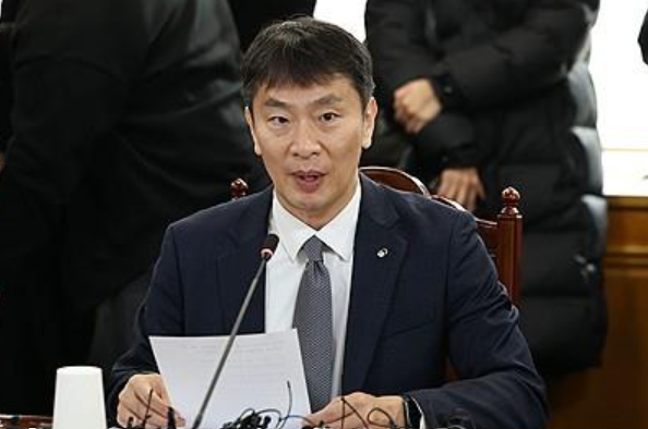 19일 은행장들과의 간담회에서 입장을 밝히는 이복현 금감원장. 연합뉴스 제공.