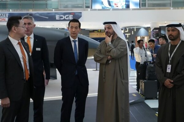 김동관 한화그룹 부회장(왼쪽 세번째)이 UAE에서 열린 IDEX 2025에서 EDGE 그룹 CEO인 파이살 알 반나이(왼쪽 네번째)와 업무 미팅을 진행했다. 한화에어로스페이스 제공