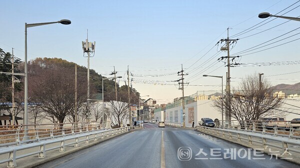 ◇신기로 석교에서 바라본 '대전 롯데캐슬 더퍼스트' 공사현장. 방위상 남서→동북 구도다. 이준혁 기자