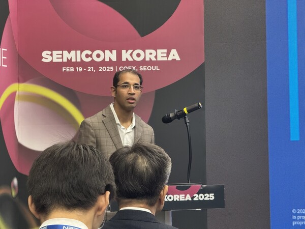 글로벌 시장조사기관 가트너의 가우라브 굽타 애널리스트가 지난 19일 서울 강남구 코엑스에서 열린 '세미콘 코리아 2025'의 기자간담회에서 반도체 시장 전망에 대해 발표하고 있다. 연합뉴스