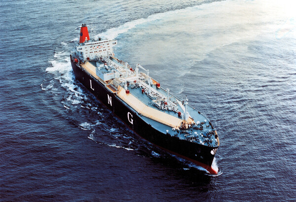 1995년 한화오션이 건조한 첫 번째 LNG운반선인 '한진 평택’호가 운항을 하고 있다.한화오션 제공