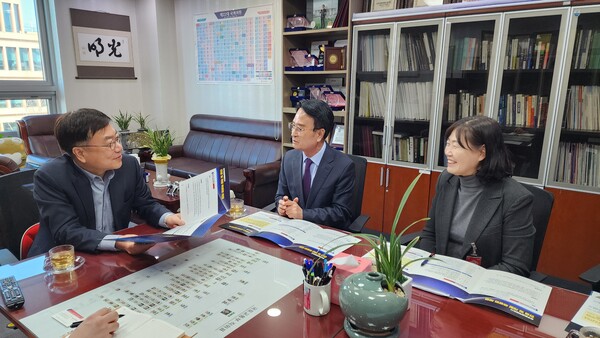 박동식 사천시장(가운데)이 서범수 의원을 만나 '우주항공복합도시 건설 특별법’ 조기 제정 협조를 요청하고 있다. 사천시 사진제공