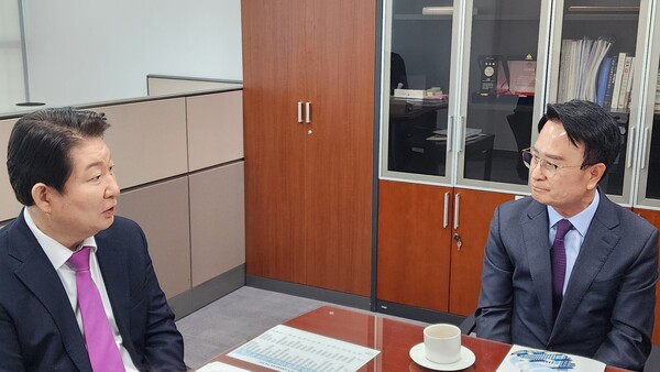 박동식 사천시장(오른쪽)이 권영진 국토법안심사소위원장을 만나 '우주항공복합도시 건설 특별법’ 조기 제정 협조 요청을 하고 있다. 사천시 사진제공