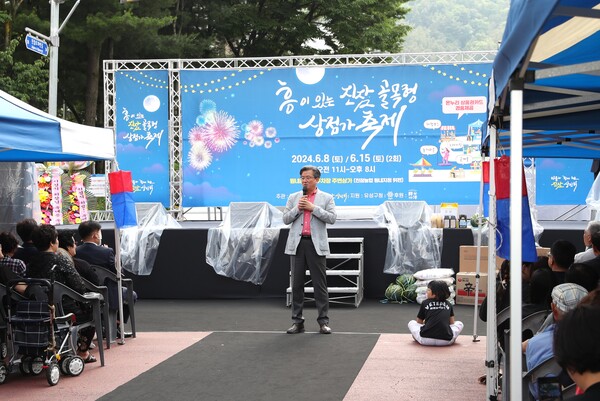 21일 정용래 유성구청장이  골목상권 소비 촉진활성화 사업 흥이 있는 진잠골목축제에 참석해 인사말을 하고 있다. 유성구 제공.