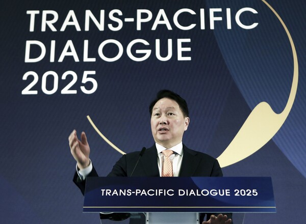 최태원 SK그룹 회장이 미국 도널드 트럼프 행정부가 인센티브를 제공한다면 미국에 대한 추가 투자를 검토하겠다는 의견을 밝혔다. 사진은 최태원 회장이 미국 워싱턴 DC 샐러맨더 호텔에서 열린 최종현학술원 행사에서 개회사를 하고 있는 모습. SK그룹 제공