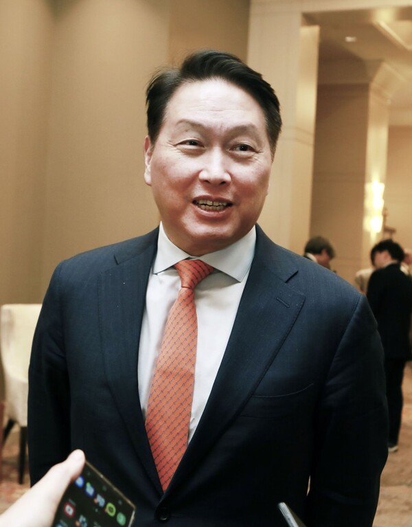 최태원 회장이 21일(현지시간) 워싱턴 DC의 한 호텔에서 최종현학술원 주최로 열린 '2025 트랜스퍼시픽 다이얼로그(TPD)' 행사장에서 취재진과 만나 인터뷰하고 있다. 워싱턴특파원단 제공